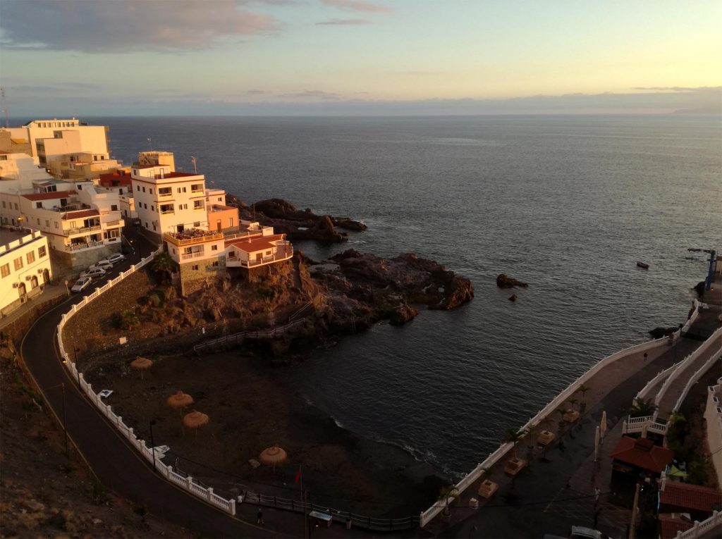 Maleńka plaża w Puerto de Santiago o zachodzie słońca.